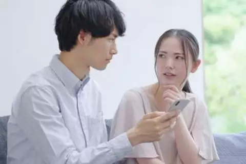 既婚者が「SNSで異性とやりとりすると不倫になる」約7割　配偶者のスマホを無断で調べた人の割合は？