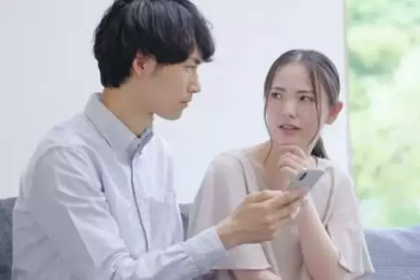 既婚者が「SNSで異性とやりとりすると不倫になる」約7割　配偶者のスマホを無断で調べた人の割合は？