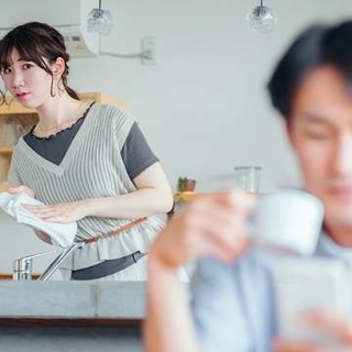 夫のスマホに新着メッセージ…既婚者専用マチアプの通知だった　不自然な優しさにも違和感　アプリ利用は不貞行為の証拠になりますか【夫婦関係修復カウンセラーが解説】