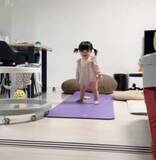 「生後11カ月の女の子、真剣な表情で挑んだ……人生の一歩目が！「小さいけど大きな一歩！可愛すぎる」「笑顔にやられた♡」」の画像1