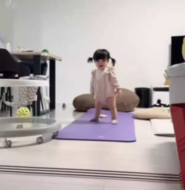 生後11カ月の女の子、真剣な表情で挑んだ……人生の一歩目が！「小さいけど大きな一歩！可愛すぎる」「笑顔にやられた♡」