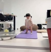 生後11カ月の女の子、真剣な表情で挑んだ……人生の一歩目が！「小さいけど大きな一歩！可愛すぎる」「笑顔にやられた♡」