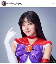 「へそ下がとーっても長く、下半身がボリューミー」 33歳女優、バッキバキの6パック披露