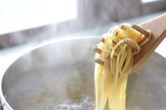 「ゆでなくていい」パスタ麺が好調　電子レンジで2〜3分加熱するだけ　冷凍麺や常温生パスタ　夏の調理負担が軽減