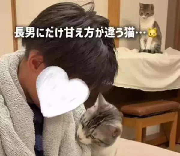 家族のなかで「なぜか中1息子から離れない」猫さん　“腕にぴったり寄り添う姿”に癒やされる人続出