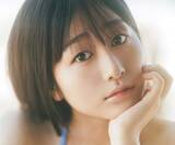 「「夏らしい一枚！どうかな～」　ビーチに映える白肌ボディ　23歳俳優のびしょ濡れ＆ショーパン姿にどきっ　誕生日に1st写真集リリース」の画像1