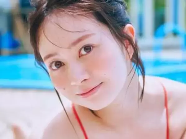 ほっぺに輝くツヤ玉と純白美尻　猛暑忘れるエンジェルボディ　26歳アイドルの圧倒的な透明感