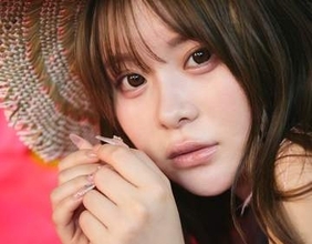 530万人を魅了するZ世代のカリスマ・さくら　初写真集で艶やか水着　妖精のような可憐なワンピ姿も