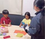 「難聴のお姉ちゃんに5歳の妹が手話通訳　互いに支え合う家族の日常に反響「妹ちゃん、頼もしい」「かわいい通訳さん」」の画像1