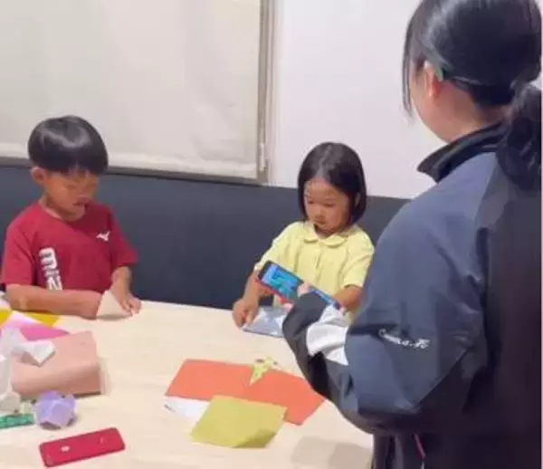 難聴のお姉ちゃんに5歳の妹が手話通訳　互いに支え合う家族の日常に反響「妹ちゃん、頼もしい」「かわいい通訳さん」