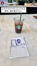 タイのスタバでスマホを見ていた女性　見知らぬ男性に突然渡されたメモ　描かれていたのは…「じわじわくる」「日本人だったらキモイです」
