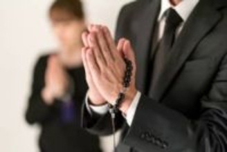 お葬式ではマナー違反かも…… 　受付で香典袋を渡すときに、気をつけたいのは？