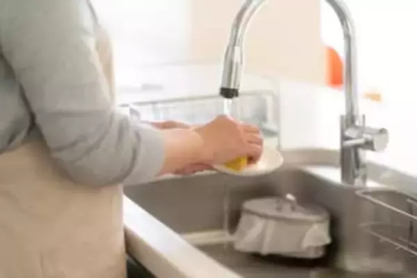 冬の食器洗い「お湯を使う」約8割→手の乾燥を招く原因は優しいお湯の温度　では、適正温度は？