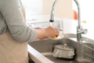 冬の食器洗い「お湯を使う」約8割→手の乾燥を招く原因は優しいお湯の温度　では、適正温度は？