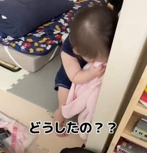 つかまり立ちでいじける1歳の赤ちゃん…ウルウルの瞳で訴えかける表情に「どちたん、話聞こか」「全部がかわいい」