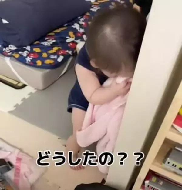 ウルウル瞳で、タオルをギュッ……　つかまり立ちで、涙をこらえる1歳の赤ちゃん「どちたん、話聞こか」「全部がかわいい」