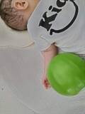 「寝かしつけ中の妹にボールを投げた4歳次男　30分後に「抱っこしてほしくて？」と聞くと涙目でうなずき…後悔するママに励まし＆共感の声続々」の画像1