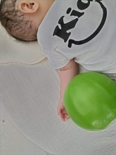 寝かしつけ中の妹にボールを投げた4歳次男　30分後に「抱っこしてほしくて？」と聞くと涙目でうなずき…後悔するママに励まし＆共感の声続々