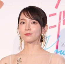 33歳の「どんぎつね」さん　純白の肩出しドレス＆豪華ジュエリーで美しさ際立つ　「めちゃくちゃキレイで素敵」「透明感すごすぎ」