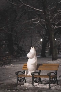 東京・井の頭公園のベンチにちょこん…雪の日限定で現れた“ムーミン”　あたたかくなる前に早めに谷へ…「毎年の恒例行事にしてほしい」