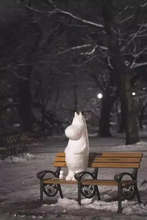 東京・井の頭公園のベンチにちょこん…雪の日限定で現れた“ムーミン”　あたたかくなる前に早めに谷へ…「毎年の恒例行事にしてほしい」