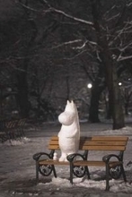 東京・井の頭公園のベンチにちょこん…雪の日限定で現れた“ムーミン”　あたたかくなる前に早めに谷へ…「毎年の恒例行事にしてほしい」