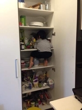 「ママ〜助けて〜」内緒でおやつを狙った5歳息子→棚の中で身動きできず「SOS」も母は笑ってパチリ　「面白かわいい」「男の子あるある」