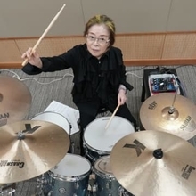 72歳で始めたドラムで人生変えた！　「日本人最高齢現役女性シンガードラマー」ChaBaBaさんの軌跡