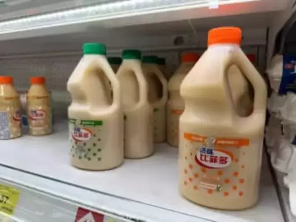 まるで柔軟剤のボトル？台湾のヤクルト風飲料がアメリカンサイズ「すごい」「大きい！」