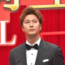 「足が長すぎて…」41歳俳優、イタリア高級車を運転→窮屈そうな体の一部に注目集まる　「大変そう」「椅子がかなり後ろにあるのに」