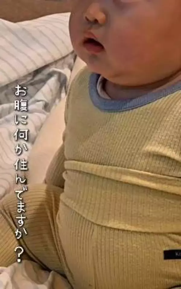 「ぽっこりお腹が自慢の1歳児息子にママ「お腹になにが住んでる？」　SNSほっこり反響「幸せが詰まってる♡」「天使が住んでいます！」」の画像