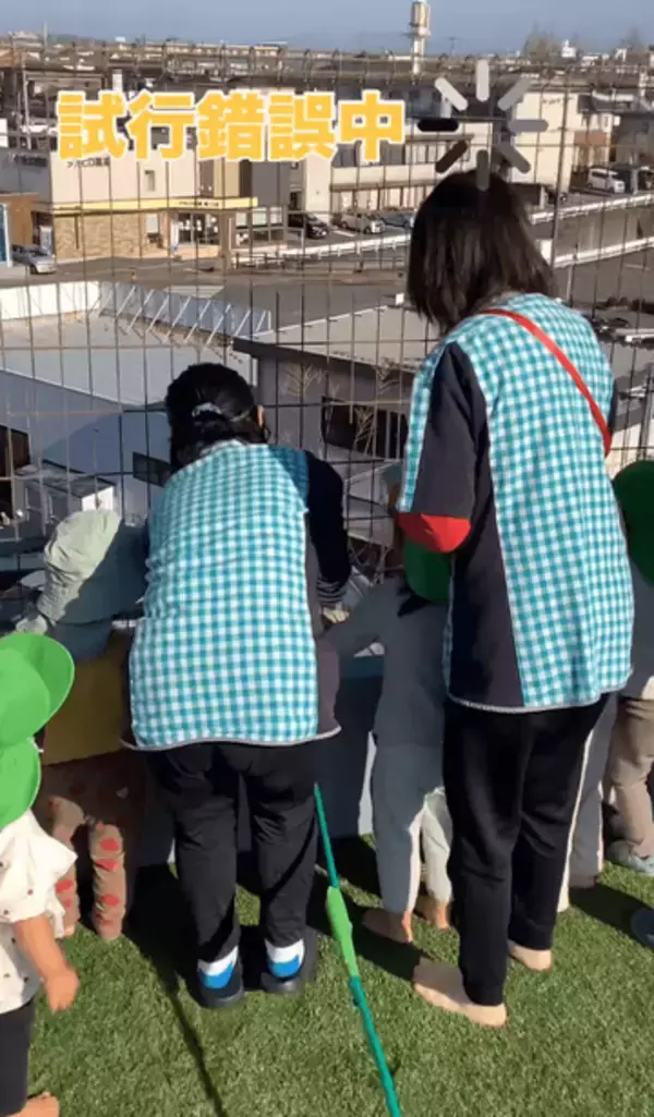 「がんばれー！」「せーの！」　ボール救出で奮闘する保育士さん　まさかの方法に「おおー！」　1000万回再生の大反響