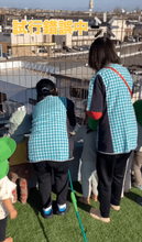 「がんばれー！」「せーの！」　ボール救出で奮闘する保育士さん　まさかの方法に「おおー！」　1000万回再生の大反響