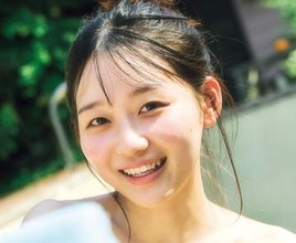 チャームポイントはおなか　笑顔満点の20歳アイドル　夏ビキニでフレッシュに弾ける