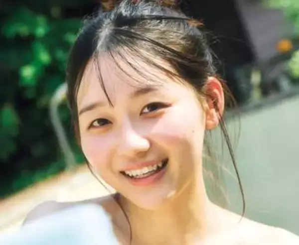 チャームポイントはおなか　笑顔満点の20歳アイドル　夏ビキニでフレッシュに弾ける