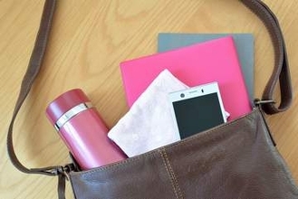 【昭和・平成・令和世代のバッグの中身比較】スマホが9割で、ハンカチは6割…ハンカチを持たない理由は？