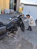 「「これで事故しなくなるそうです」新しいバイクを見せに実家へ→すると81歳の祖母が……孫にも振りかける姿に「愛されてる証拠」の声」の画像1