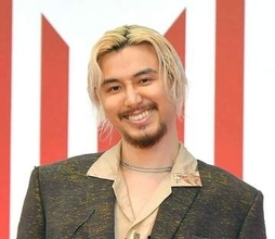 「誰！？」「捕まったのかと…」藤井風、運転免許証の髭&ロン毛「極悪人顔」写真にSNS大反響　「目力がすごいな」
