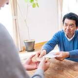 「45歳の誕生日「プレゼントだ」父からポンと100万円、翌年もまた100万円　「年間110万円以内だから贈与税がかからない」って本当？【FPが解説】」の画像1