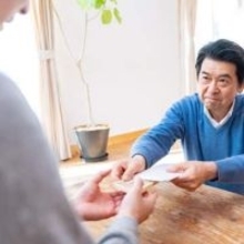 45歳の誕生日「プレゼントだ」父からポンと100万円、翌年もまた100万円　「年間110万円以内だから贈与税がかからない」って本当？【FPが解説】