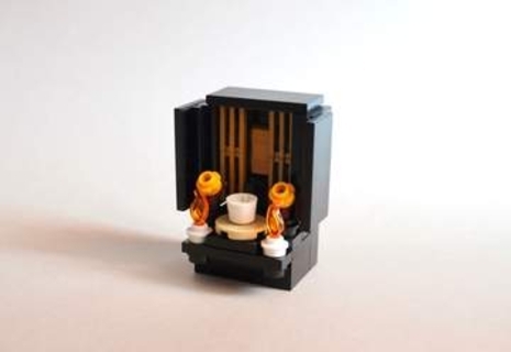 たった50パーツのレゴで作った極小仏壇　ろうそく、花立て、お供えのご飯、観音開きの扉の奥には位牌も…「チーンの音が聞こえてきそう」