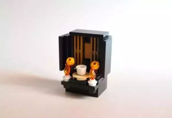 たった50パーツのレゴで作った極小仏壇　ろうそく、花立て、お供えのご飯、観音開きの扉の奥には位牌も…「チーンの音が聞こえてきそう」