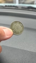 外国コインかと思ったら…お釣りに混じっていたのは「60年前の100円玉」　黄みがかった色味・異なるデザインに昭和世代「懐かしい」