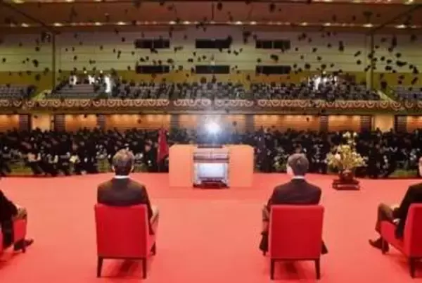 防衛大卒業式の恒例・帽子投げ　拾い集める下級生の楽しみとは？「帽子ガチャすぎる」「夢のある雑用」