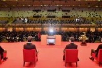 防衛大卒業式の恒例・帽子投げ　拾い集める下級生の楽しみとは？「帽子ガチャすぎる」「夢のある雑用」