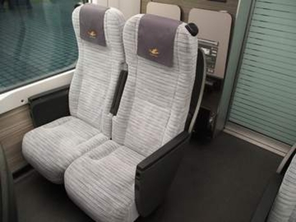 近鉄の夜行列車「ミッドナイトひのとり」　高速バスよりも快適？ 全席コンセントあり、リクライニング機能も十分…ただ難点は