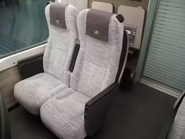 近鉄の夜行列車「ミッドナイトひのとり」　高速バスよりも快適？ 全席コンセントあり、リクライニング機能も十分…ただ難点は