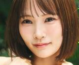 「ビキニの下からぷるるん　はみ出た下乳がSNSで万バズ　王道アイドルがマイクロビキニでマシュマロ強調」の画像1