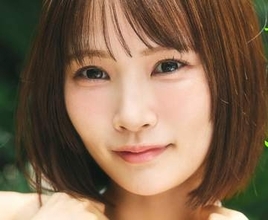 ビキニの下からぷるるん　はみ出た下乳がSNSで万バズ　王道アイドルがマイクロビキニでマシュマロ強調