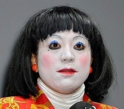 「ダメよ～ダメダメ♡」から12年…白塗りを落としたノーメイク素顔に「意外と美形」「本当に可愛い」
